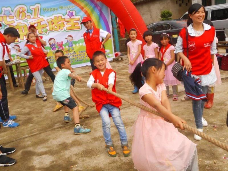 县爱心志愿者协开展儿童节关爱活动