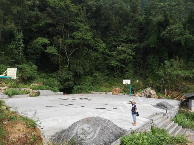 峨溶镇村民:筹资自建篮球场
