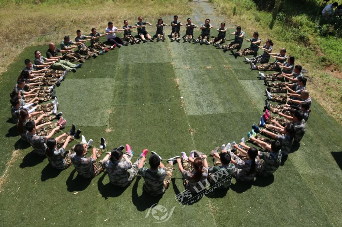 万方集团户外拓展培养员工团队协作能力