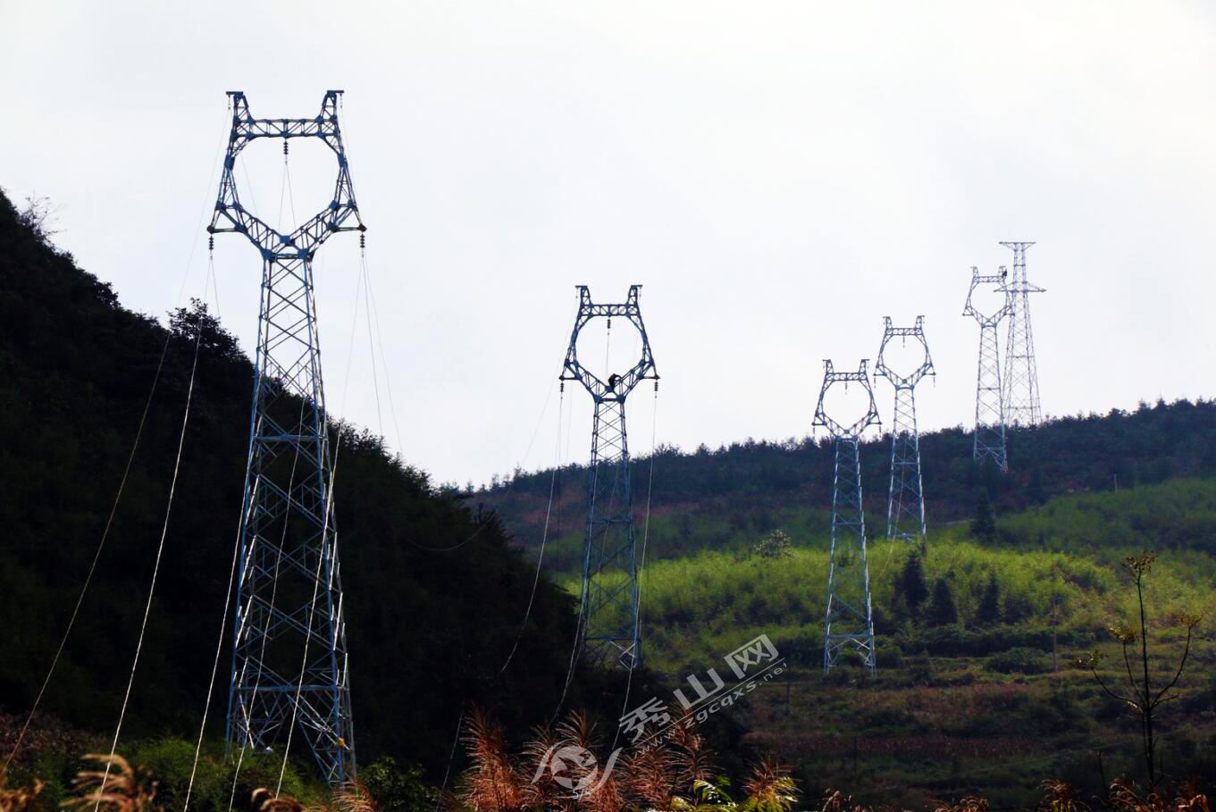 秀山供电公司:首次使用无人机放线 助力高空架