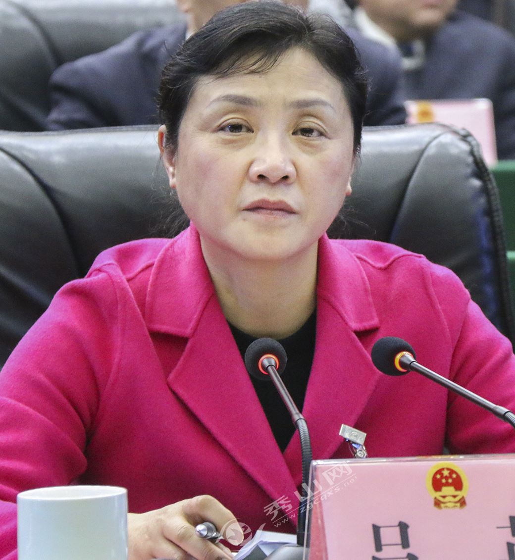 县人大常委会主任吕英主持会议.