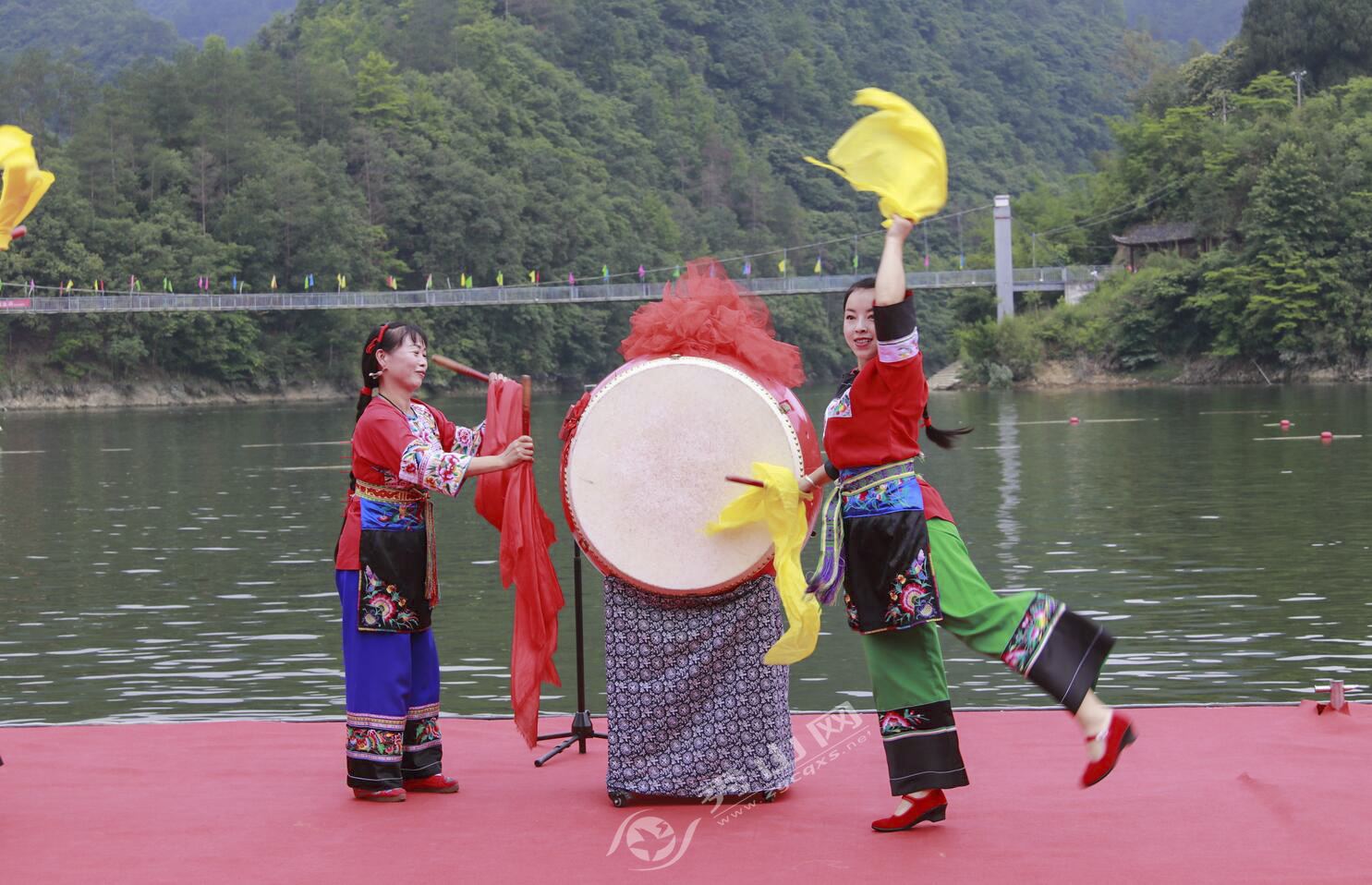 第四届大溪酉水边区民俗龙舟赛举行